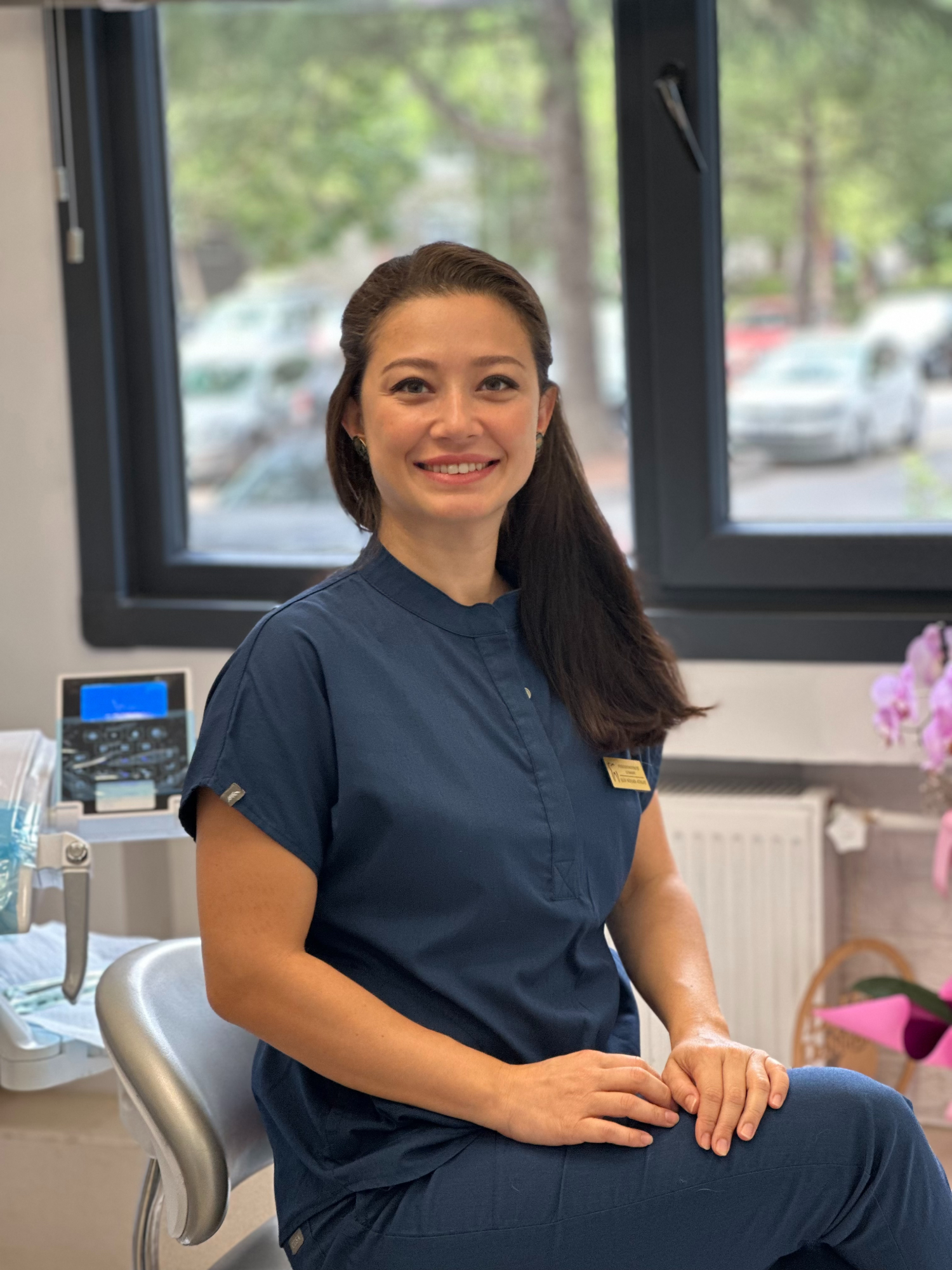 Periodontoloji Uzmanı Dr. Elif Nihan Atalay diş kliniğinde portre fotoğrafı