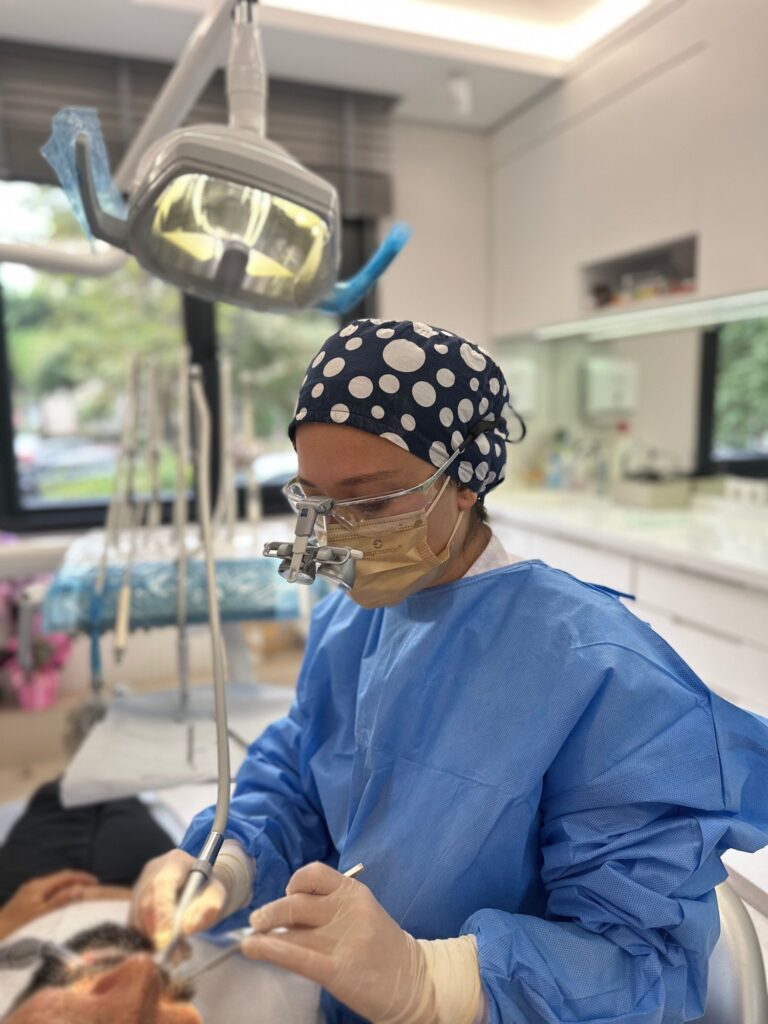 Periodontoloji ve implantoloji uzmanı Dr. Elif Nihan Atalay, diş eti sağlığı ve implant tedavisinde modern yaklaşımlar sunar.